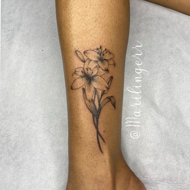 tattoo femenino flor en la pierna 36