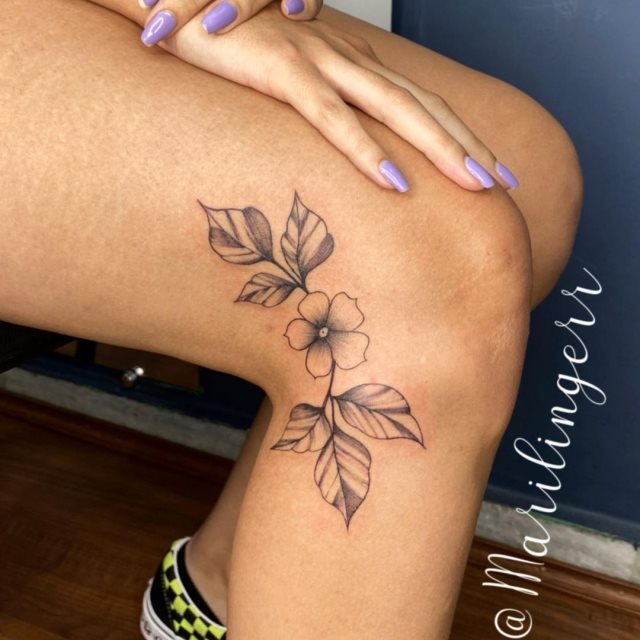 tattoo femenino flor en la pierna 37