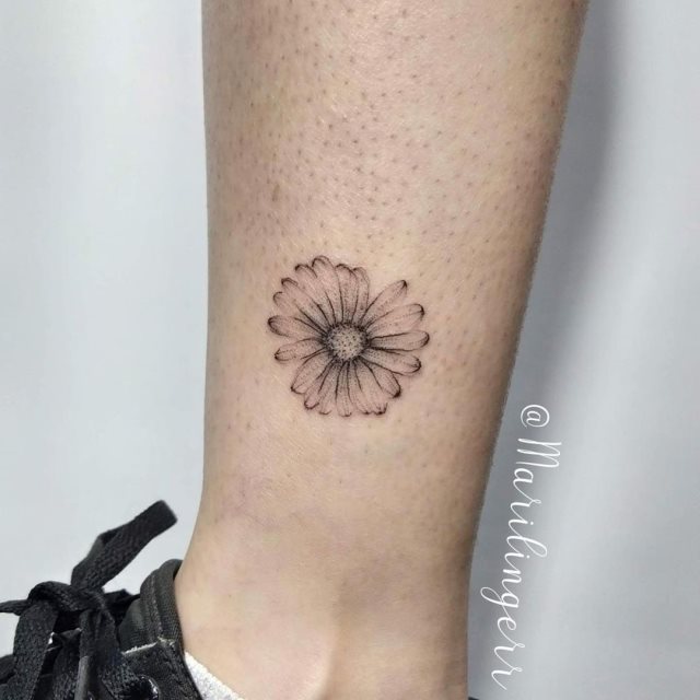 tattoo femenino flor en la pierna 38