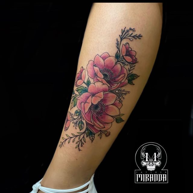 tattoo femenino flor en la pierna 39