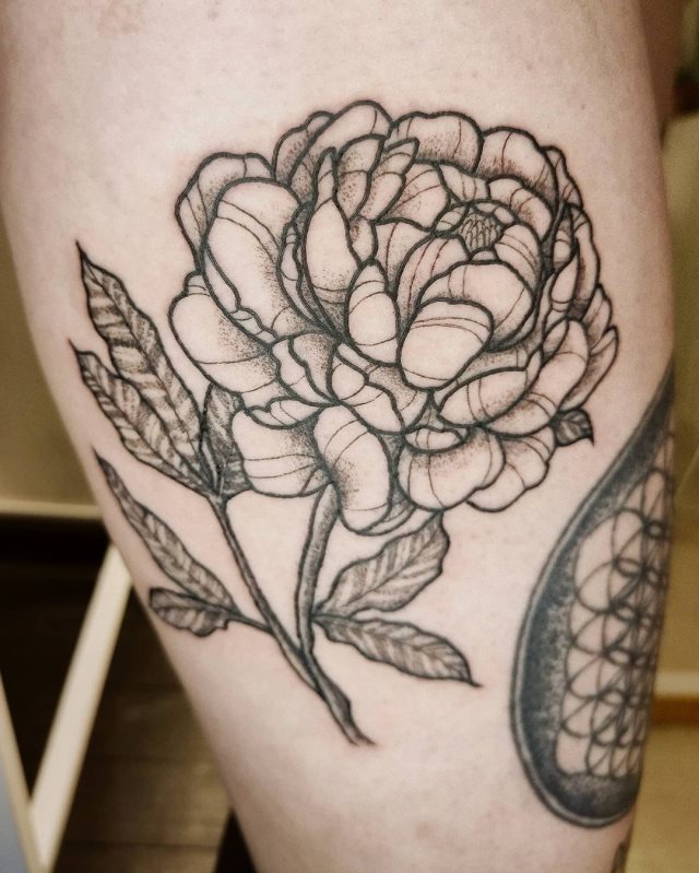tattoo femenino flor en la pierna 43