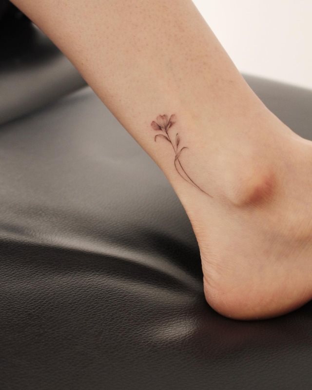 tattoo femenino flor en la pierna 44
