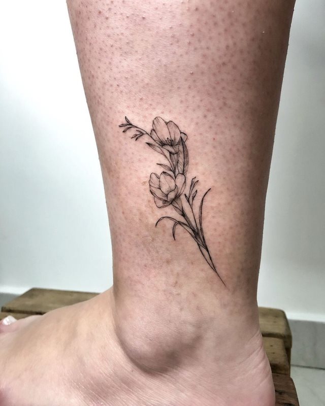 tattoo femenino flor en la pierna 45