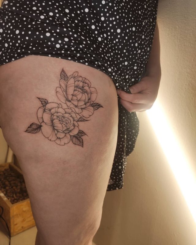 tattoo femenino flor en la pierna 46