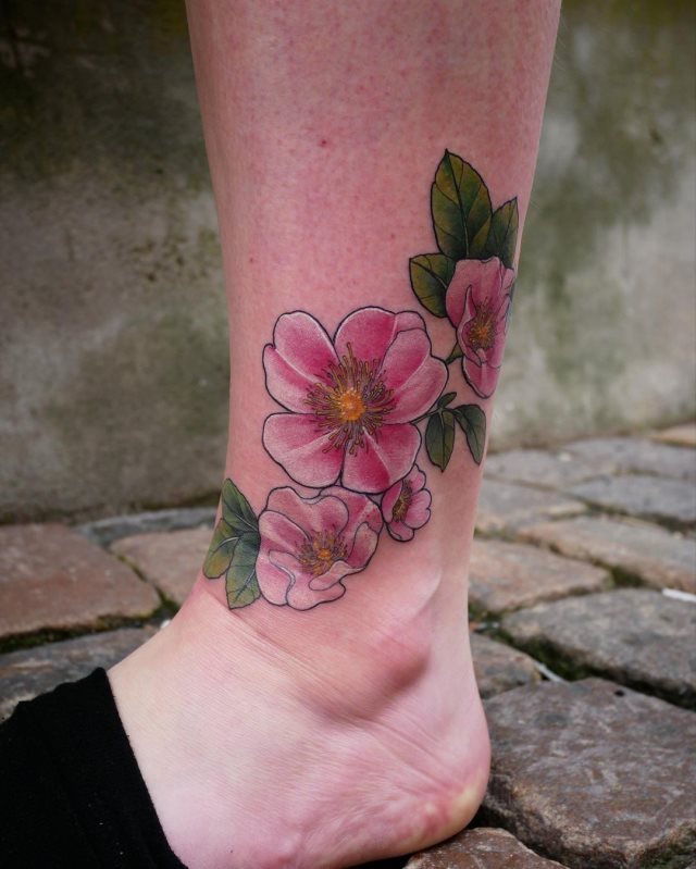 tattoo femenino flor en la pierna 47