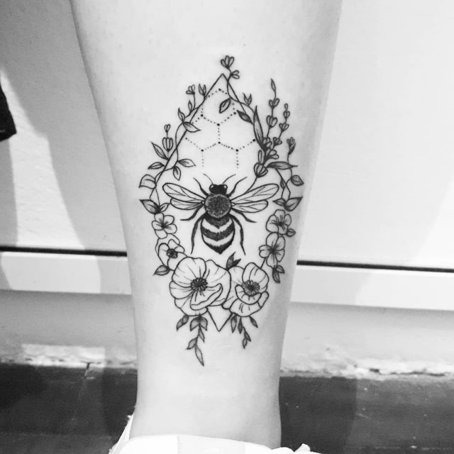 tattoo femenino flor en la pierna 49