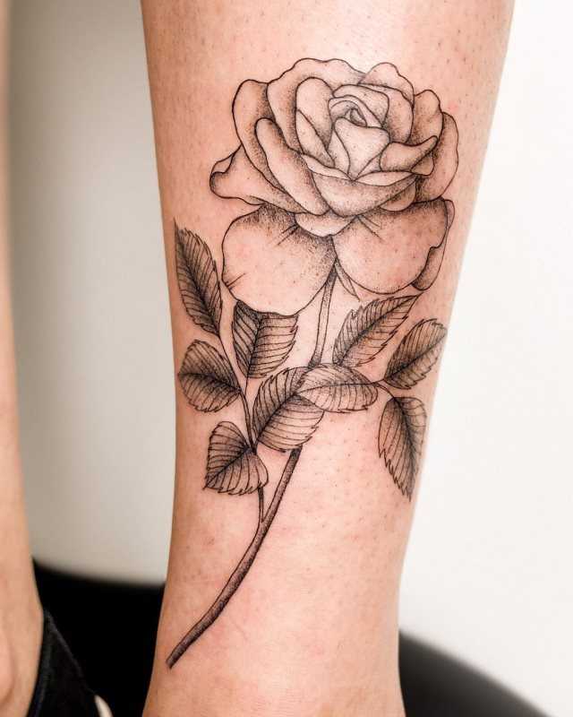 tattoo femenino flor en la pierna 50