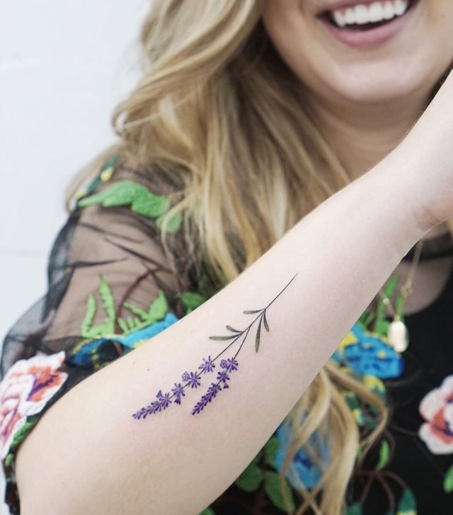 tattoo femenino flor para el brazo 04