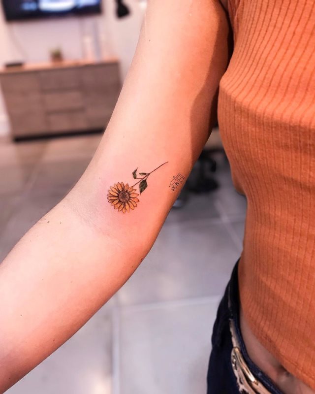tattoo femenino flor para el brazo 11