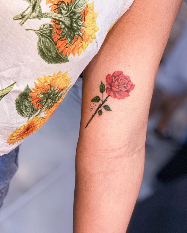tattoo femenino flor para el brazo 12