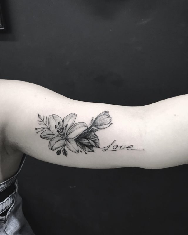 tattoo femenino flor para el brazo 13