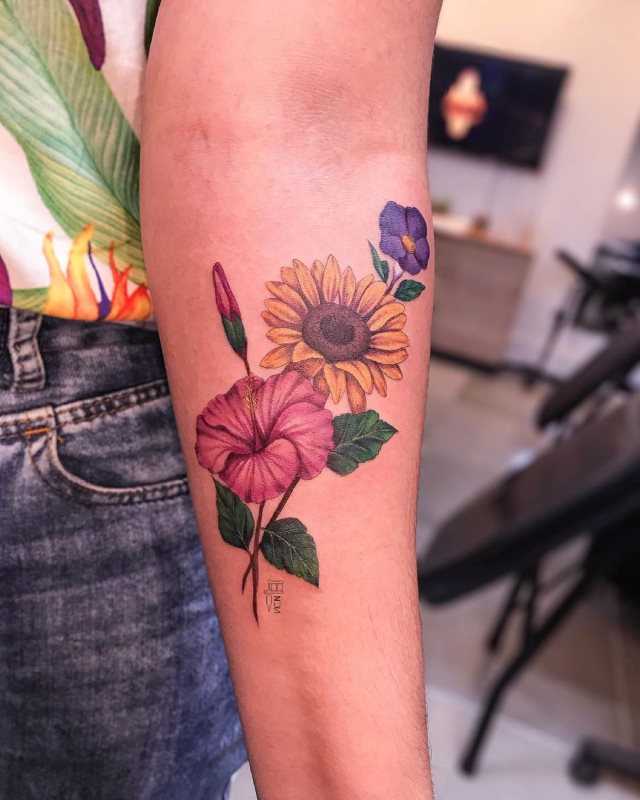 tattoo femenino flor para el brazo 14