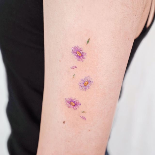 tattoo femenino flor para el brazo 19