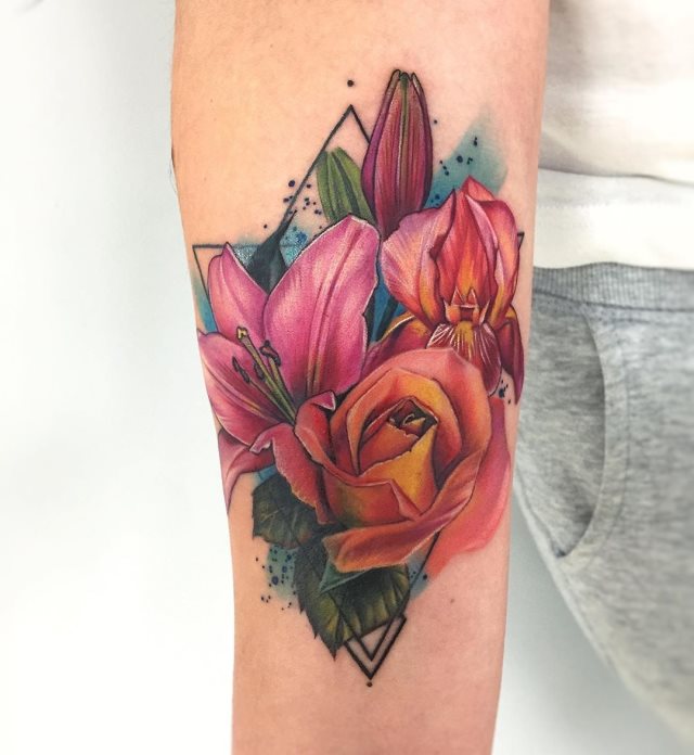 tattoo femenino flor para el brazo 20