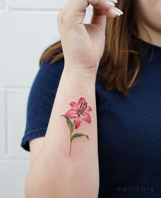 tattoo femenino flor para el brazo 21
