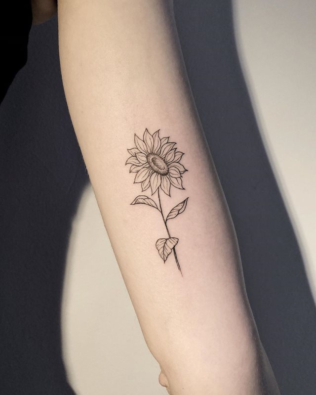 tattoo femenino flor para el brazo 76