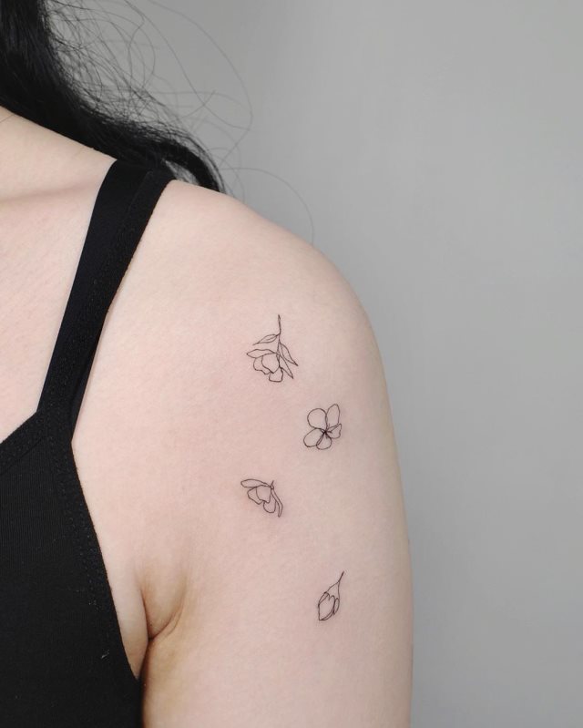 tattoo femenino flor para el hombro 09