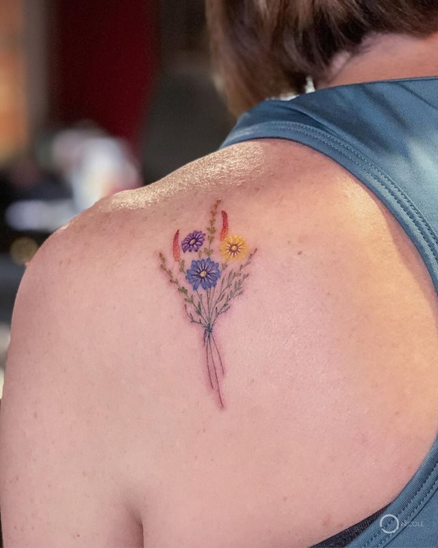 tattoo femenino flor para el hombro 11
