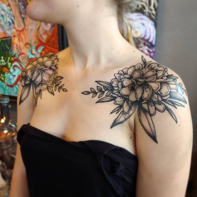 tattoo femenino flor para el hombro 12