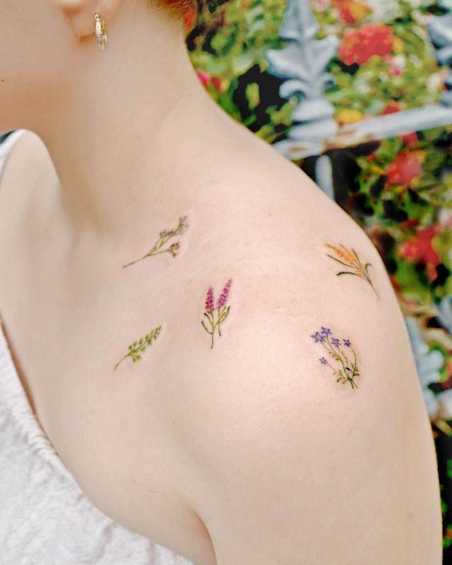 tattoo femenino flor para el hombro 13