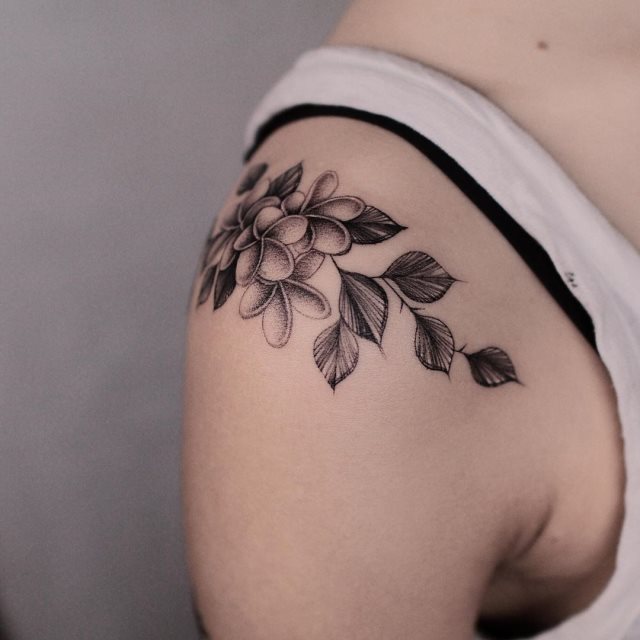 tattoo femenino flor para el hombro 15
