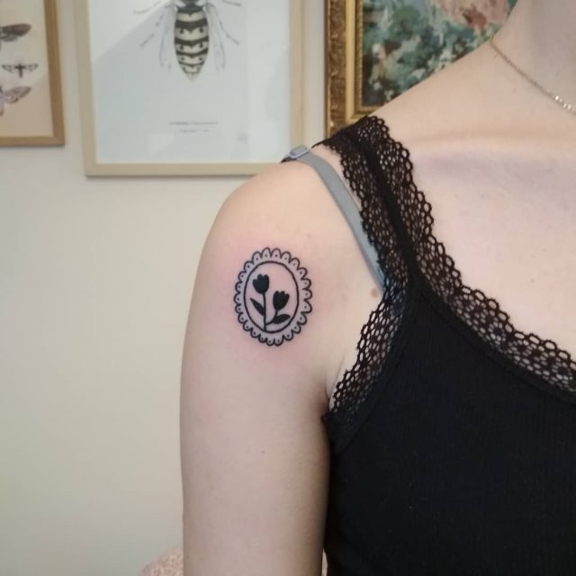 tattoo femenino flor para el hombro 21