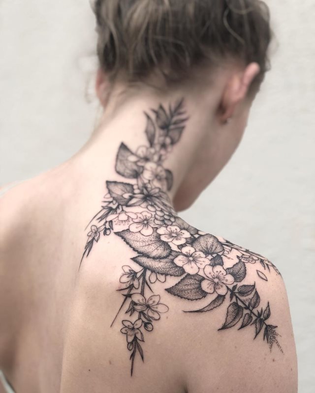 tattoo femenino flor para el hombro 22