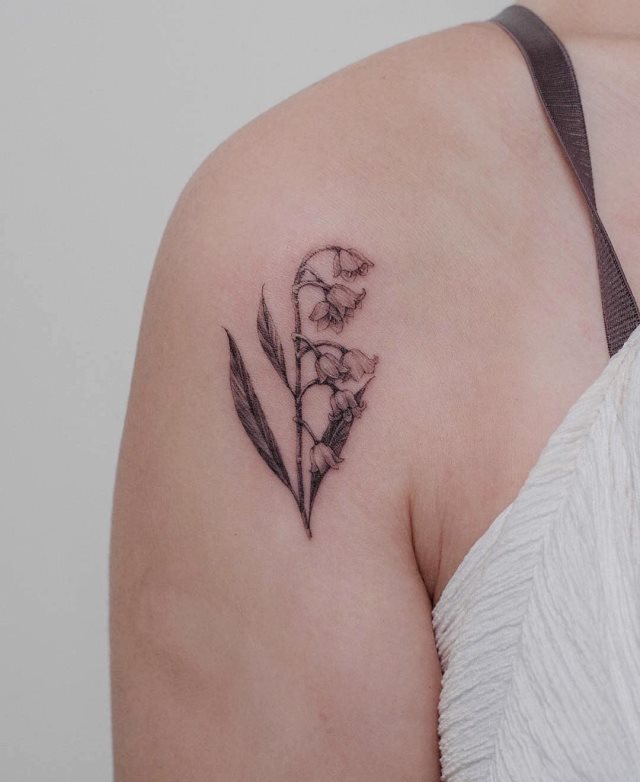 tattoo femenino flor para el hombro 25
