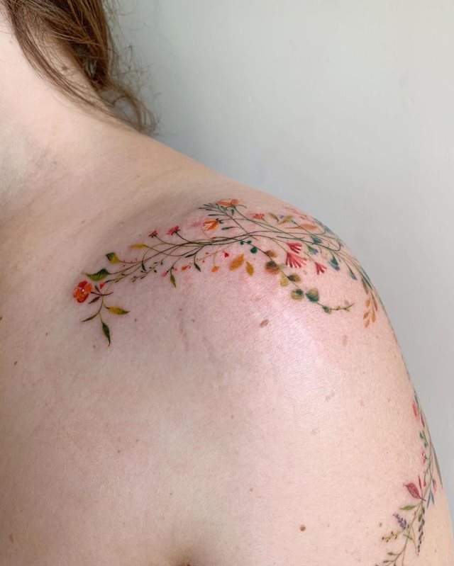 tattoo femenino flor para el hombro 27