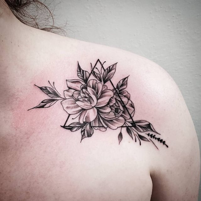 tattoo femenino flor para el hombro 28
