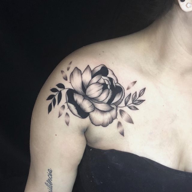 tattoo femenino flor para el hombro 31