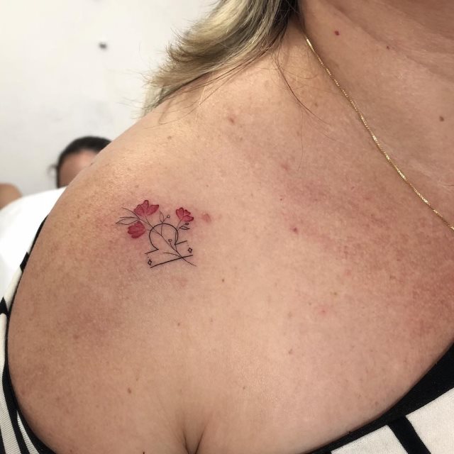 tattoo femenino flor para el hombro 32
