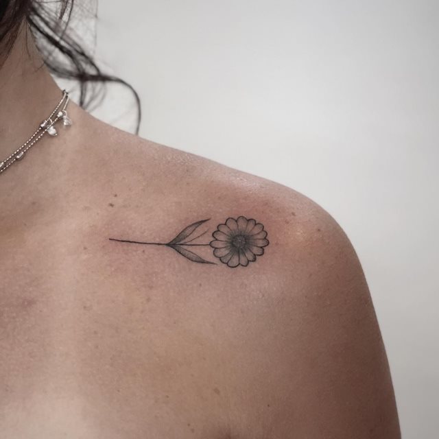 tattoo femenino flor para el hombro 33
