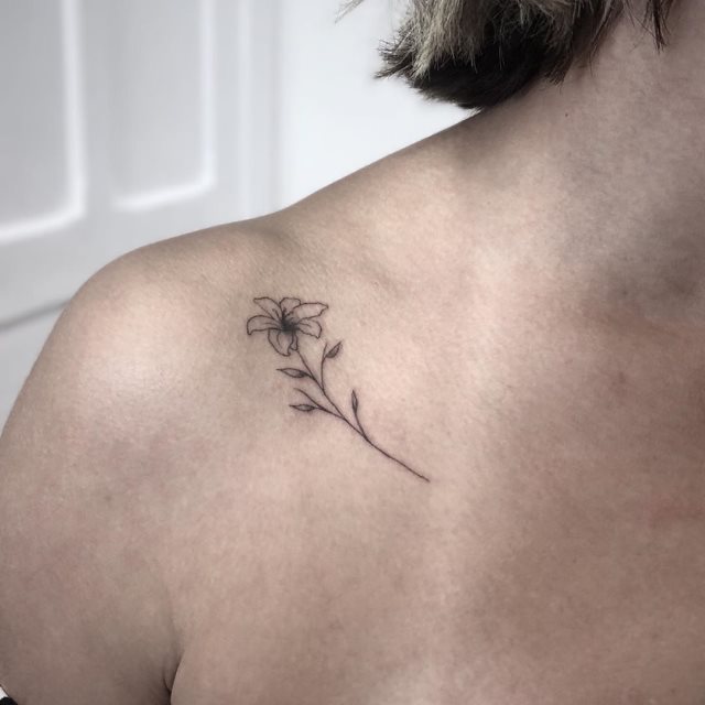 tattoo femenino flor para el hombro 34