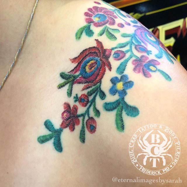 tattoo femenino flor para el hombro 40