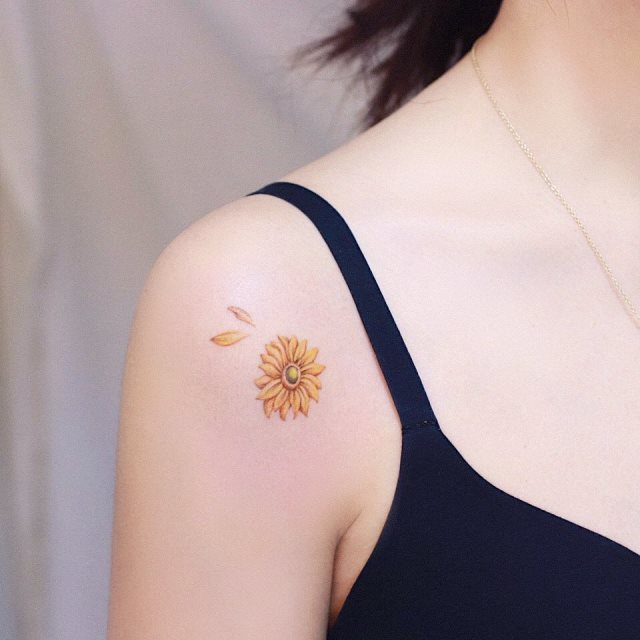 tattoo femenino flor para el hombro 49