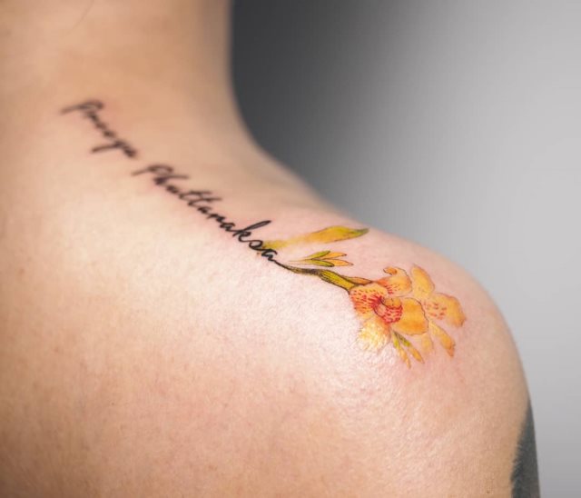 tattoo femenino flor para el hombro 50