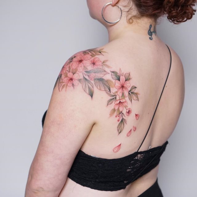 tattoo femenino flor para el hombro 60