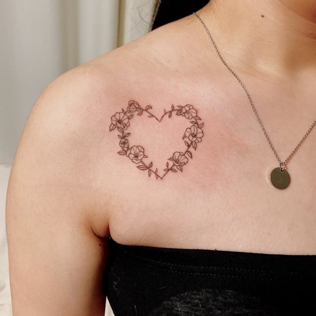 tattoo femenino flor para el hombro 63
