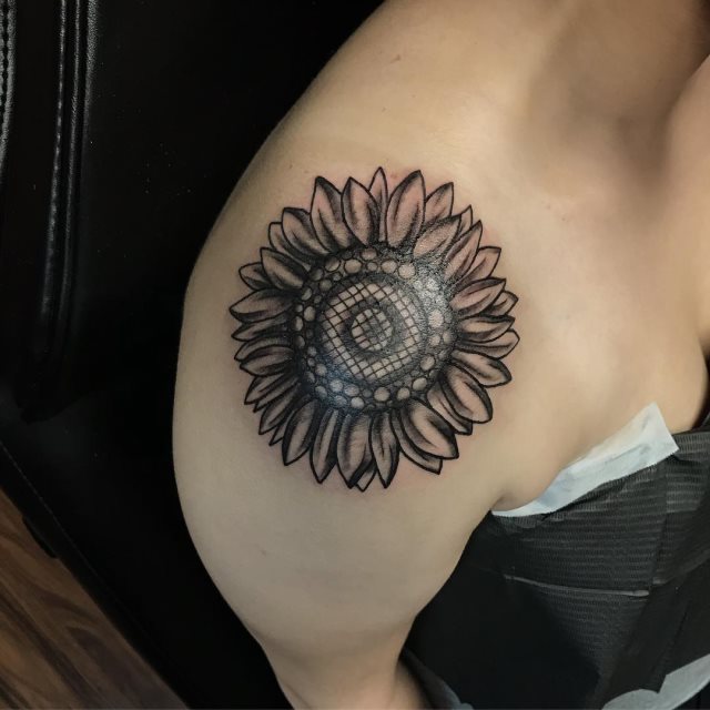 tattoo femenino flor para el hombro 65
