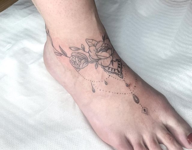 tattoo femenino flor para el pie 03
