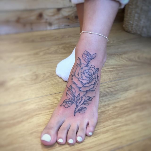 tattoo femenino flor para el pie 04