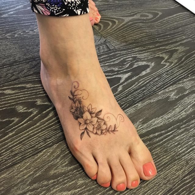 tattoo femenino flor para el pie 05