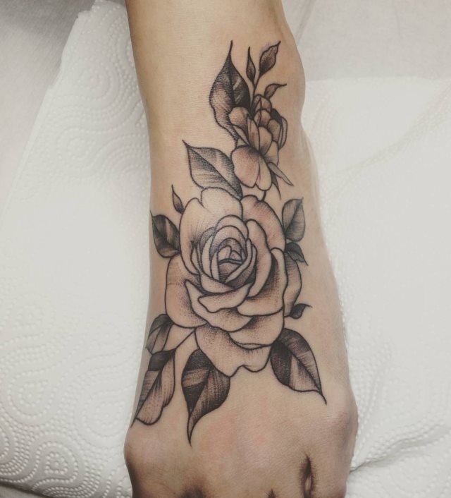 tattoo femenino flor para el pie 06