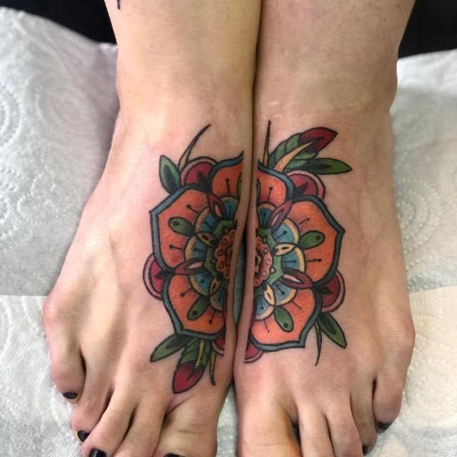 tattoo femenino flor para el pie 09