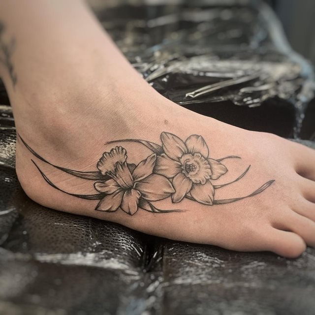 tattoo femenino flor para el pie 12