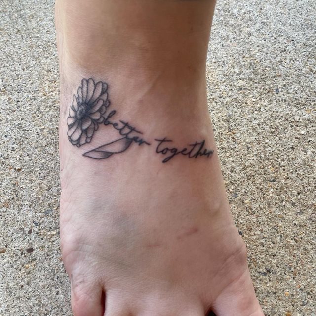 tattoo femenino flor para el pie 13