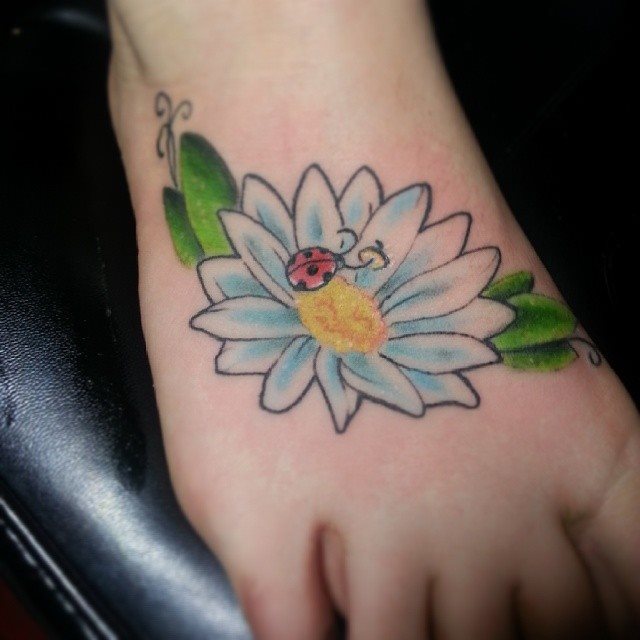 tattoo femenino flor para el pie 14