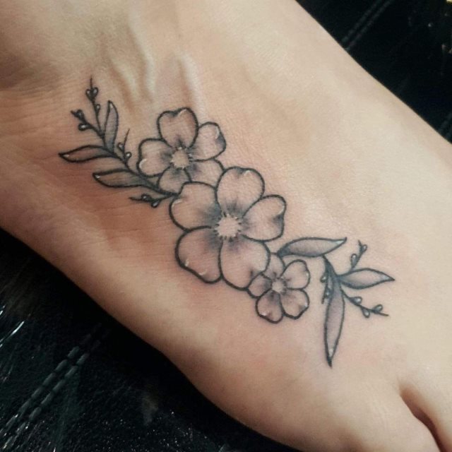 tattoo femenino flor para el pie 15