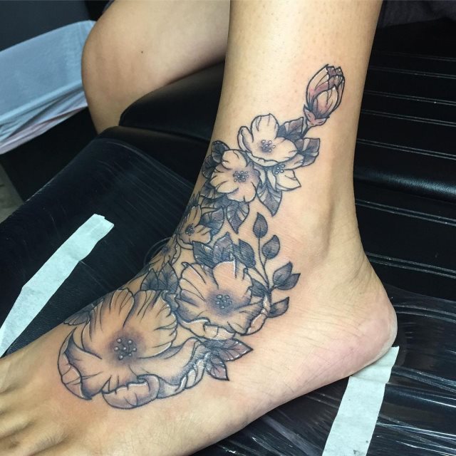 tattoo femenino flor para el pie 16